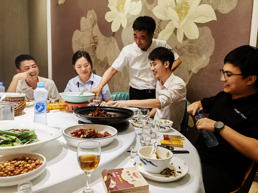 白酒夜飲，前程似錦